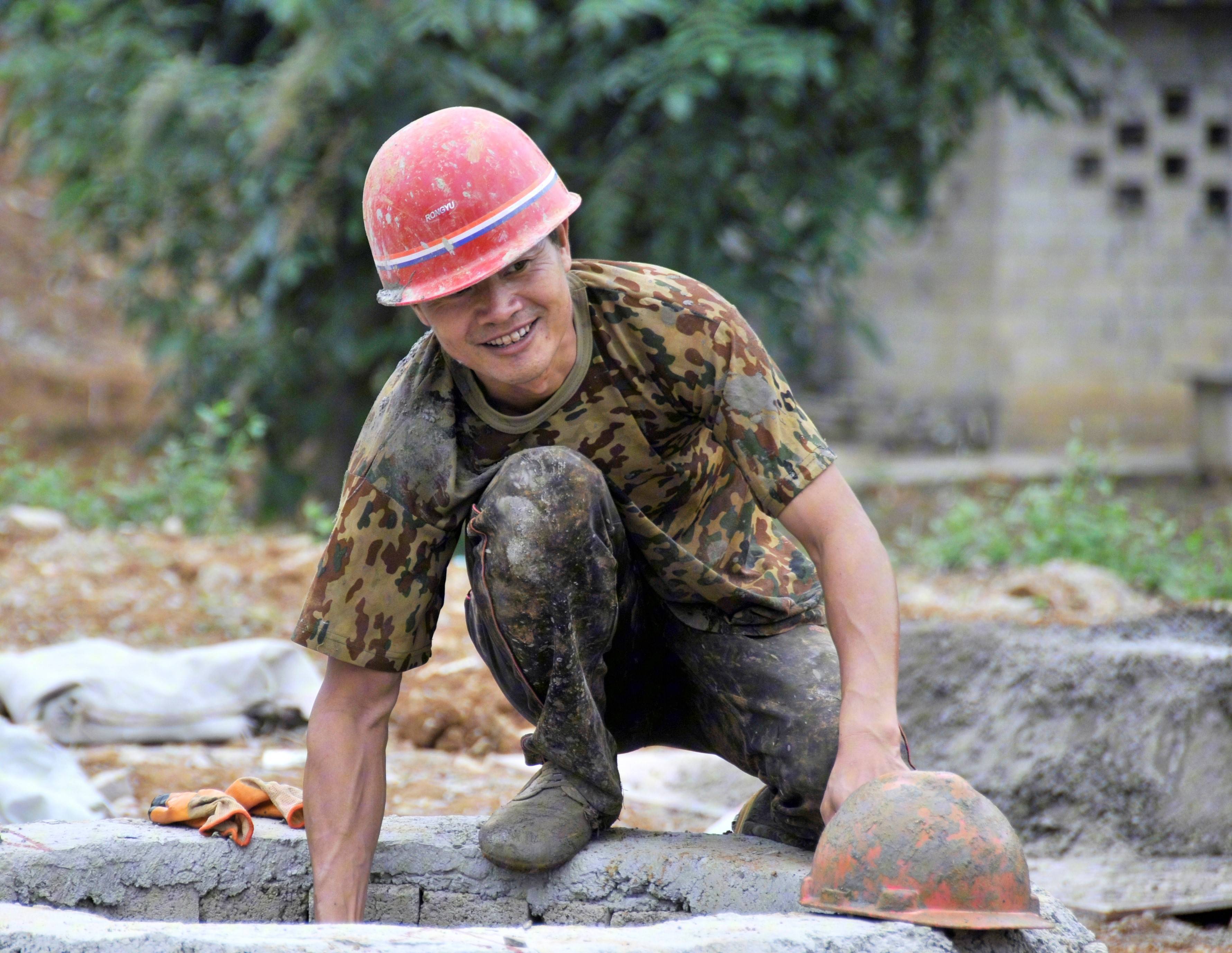 还有更多身影用忙碌和汗水环卫工在户外劳动站休息