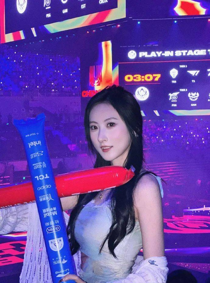 【lpl美女解说】解说鼓鼓对镜自拍,看看美女缓解心情