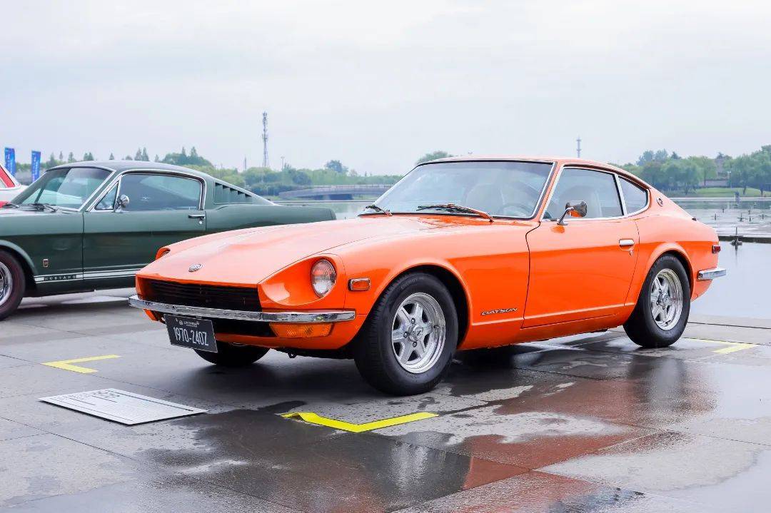 上午9点,10辆经典古董车在上海保利大剧院水景广场惊艳亮相.