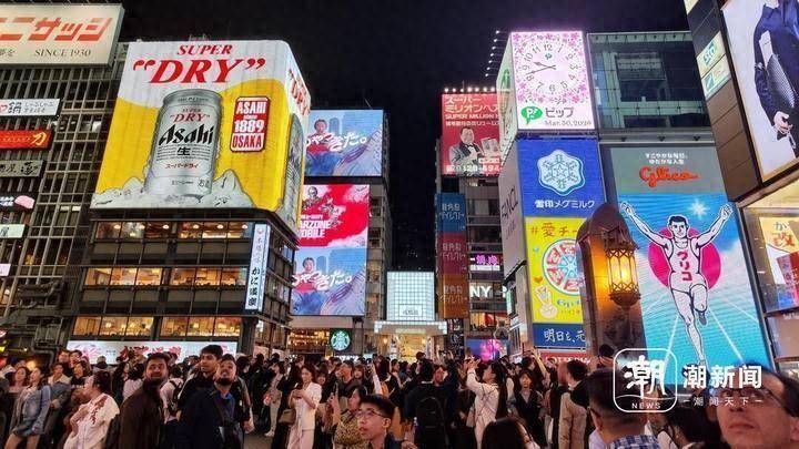   日元汇率跌至34年低点，日本游客大军“席卷”了日本香奈儿购物中心。 