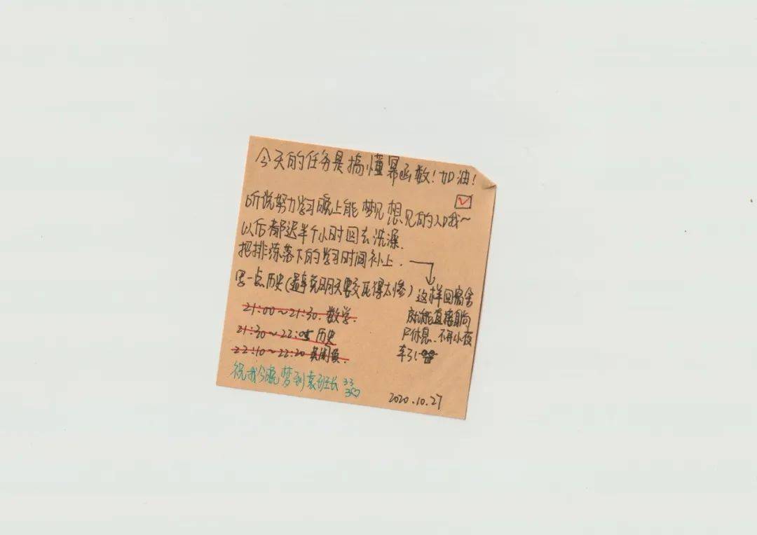 偷偷用手机和手表打电话,晚上走路去吃宵夜,也是分手之后去剪的短发