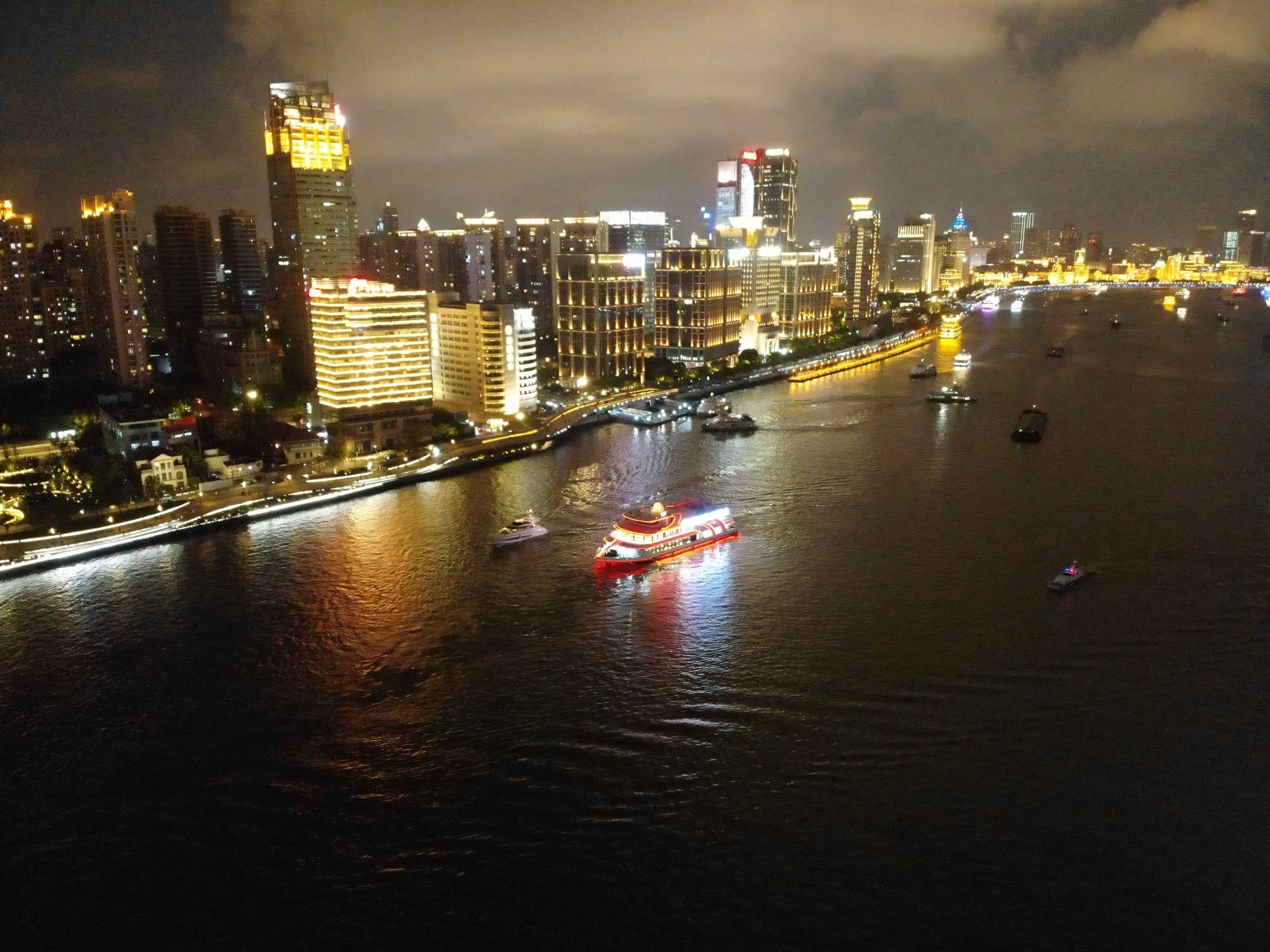 "乘船夜游黄浦江实在是太震撼了,东方明珠,网红三件套,人民英雄纪念