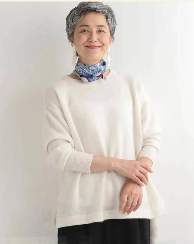 被日本大妈惊艳了!满大街都是"戴丝巾又裹脚踝"打扮,优雅得体