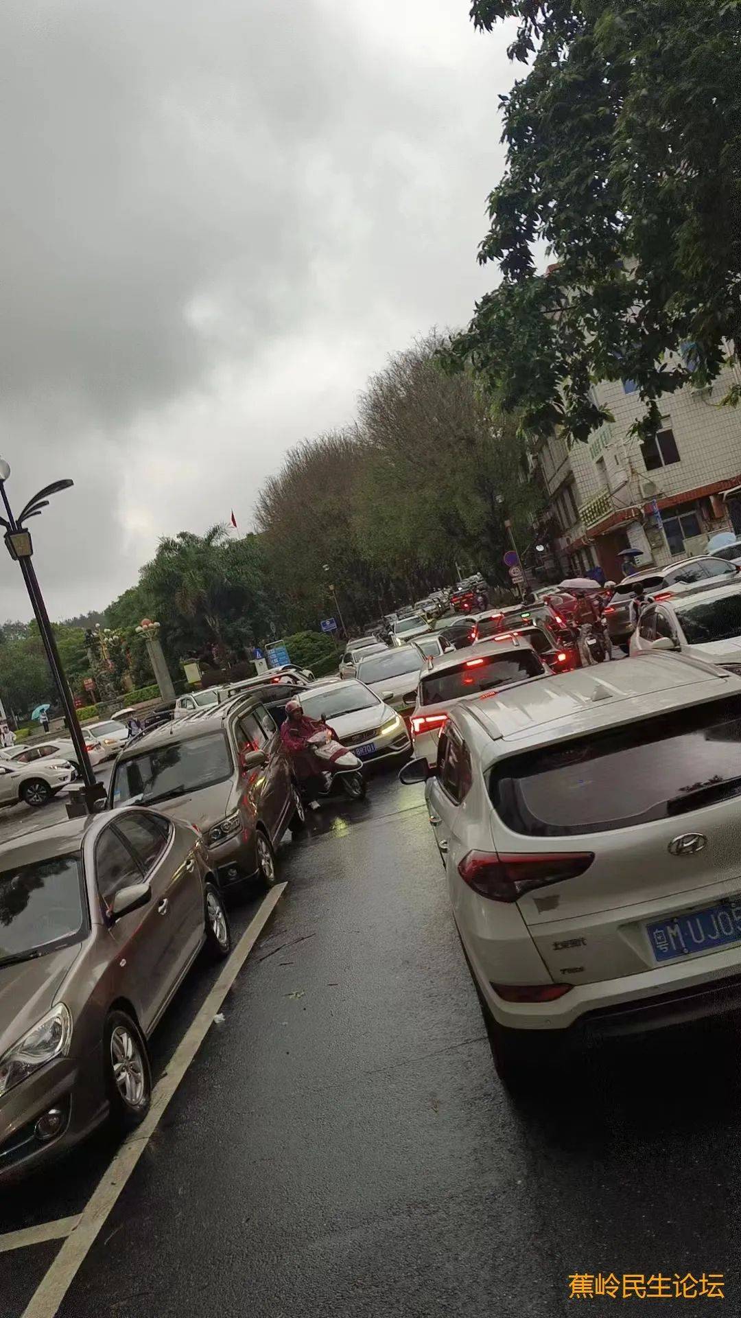 蕉岭龙门广场路段拍摄到的一幕