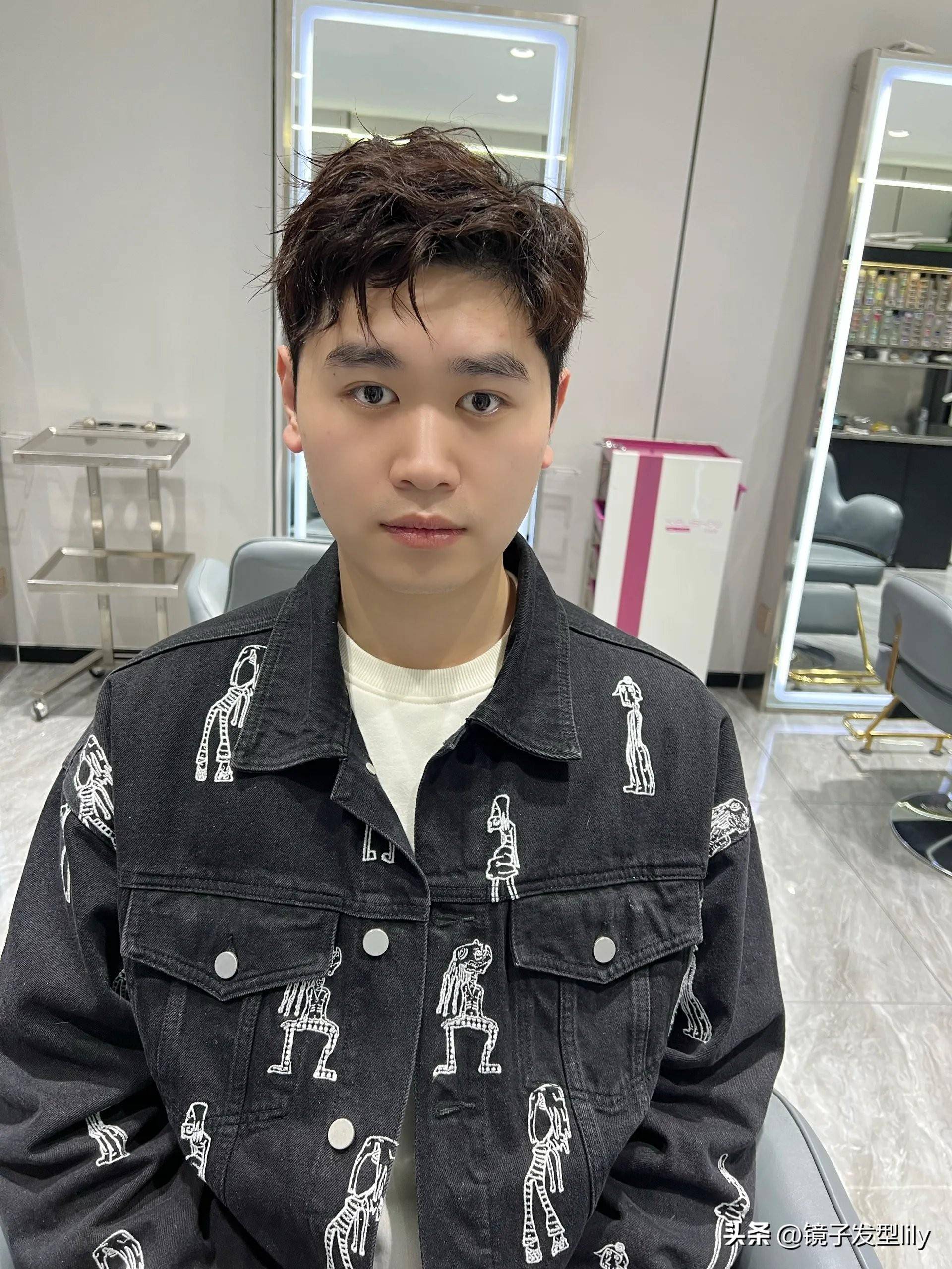 年轻男生发型攻略周边铲短头顶造型烫展现真帅气