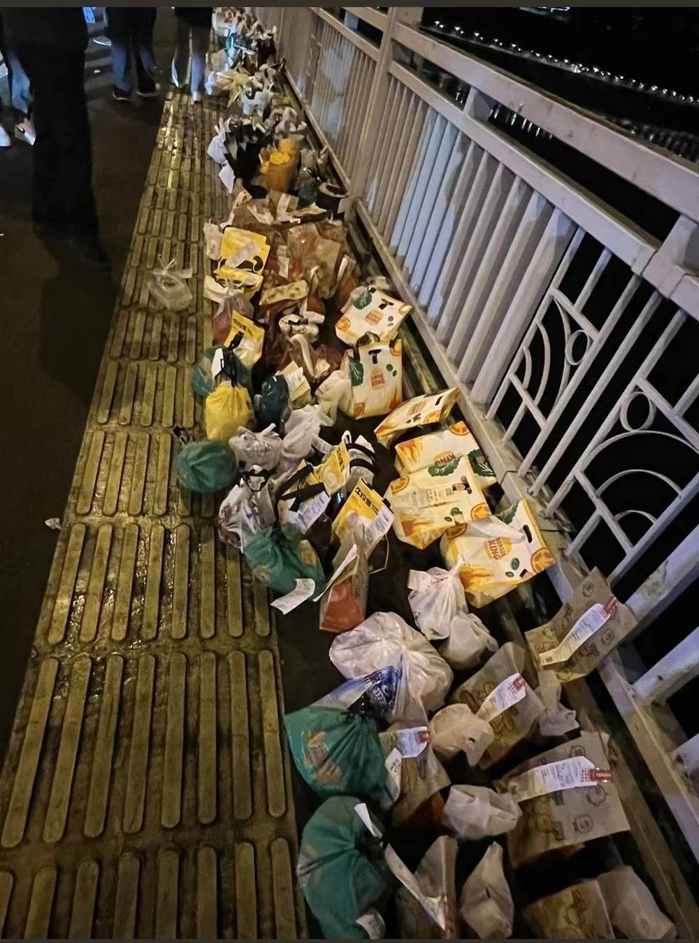 重庆长江大桥外卖鲜花成堆 网友建议送给环卫 城管局回应