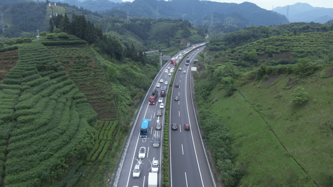 辖区的g4012溧宁高速龙丽段车流从原来的日均一万辆增长到超三万辆,车