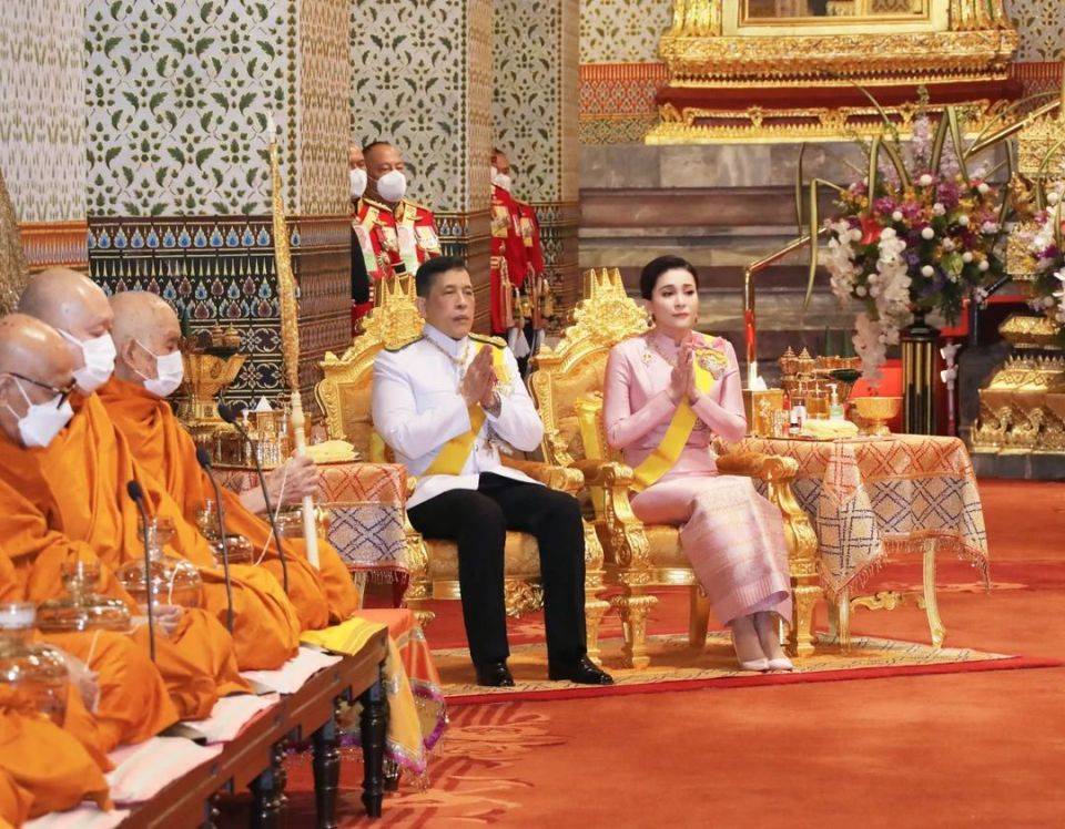 泰王庆加冕5周年,残疾妹妹现身,苏提达热心给大21岁的