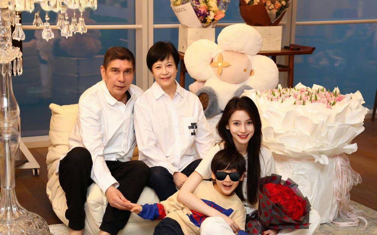 杨颖带7岁儿子小海绵遛狗被偶遇,爱狗是大型犬,曝住公寓