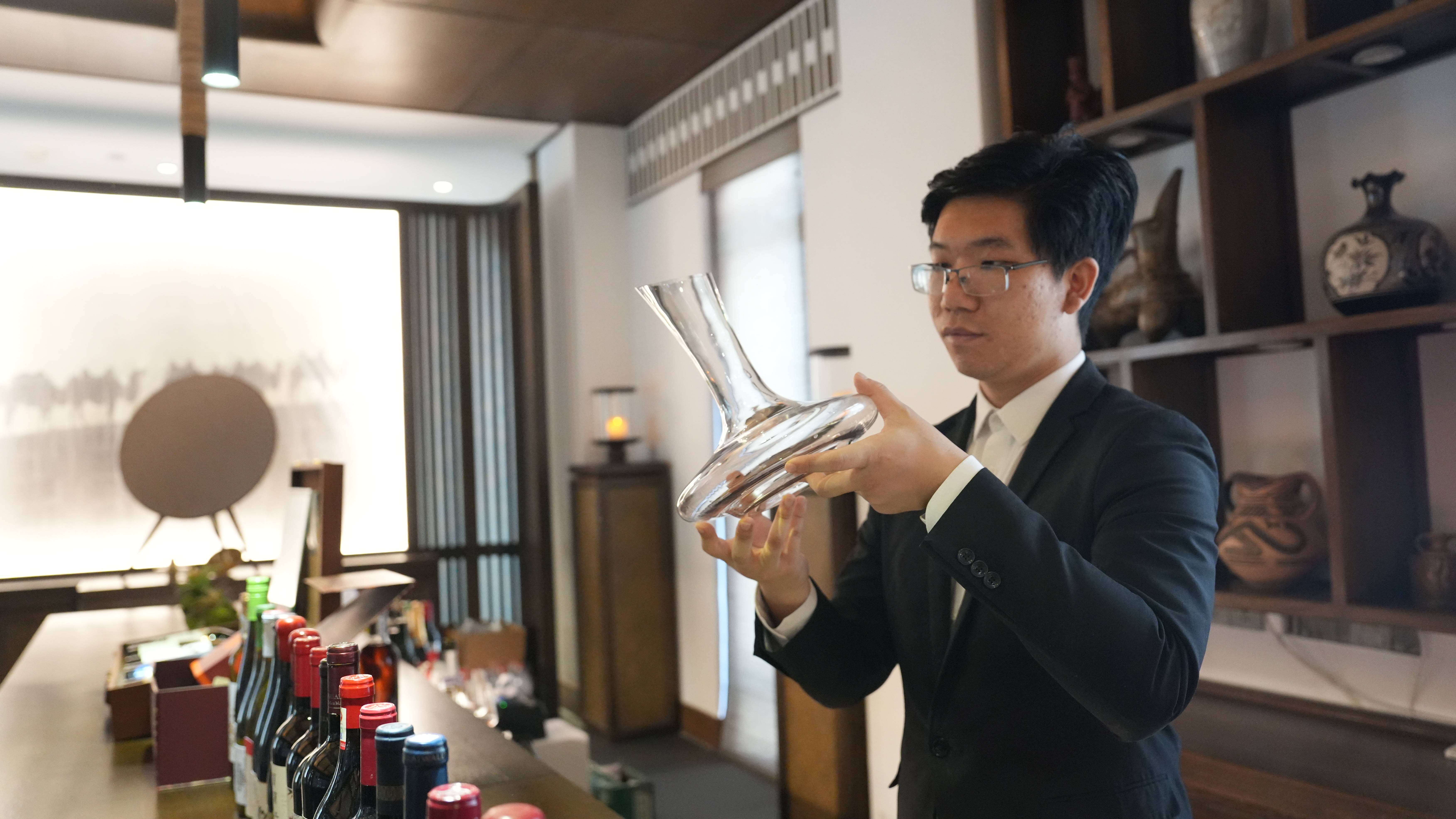 “95后”侍酒师:让更多人爱上宁夏葡萄酒_安嵘_贺兰山_产区