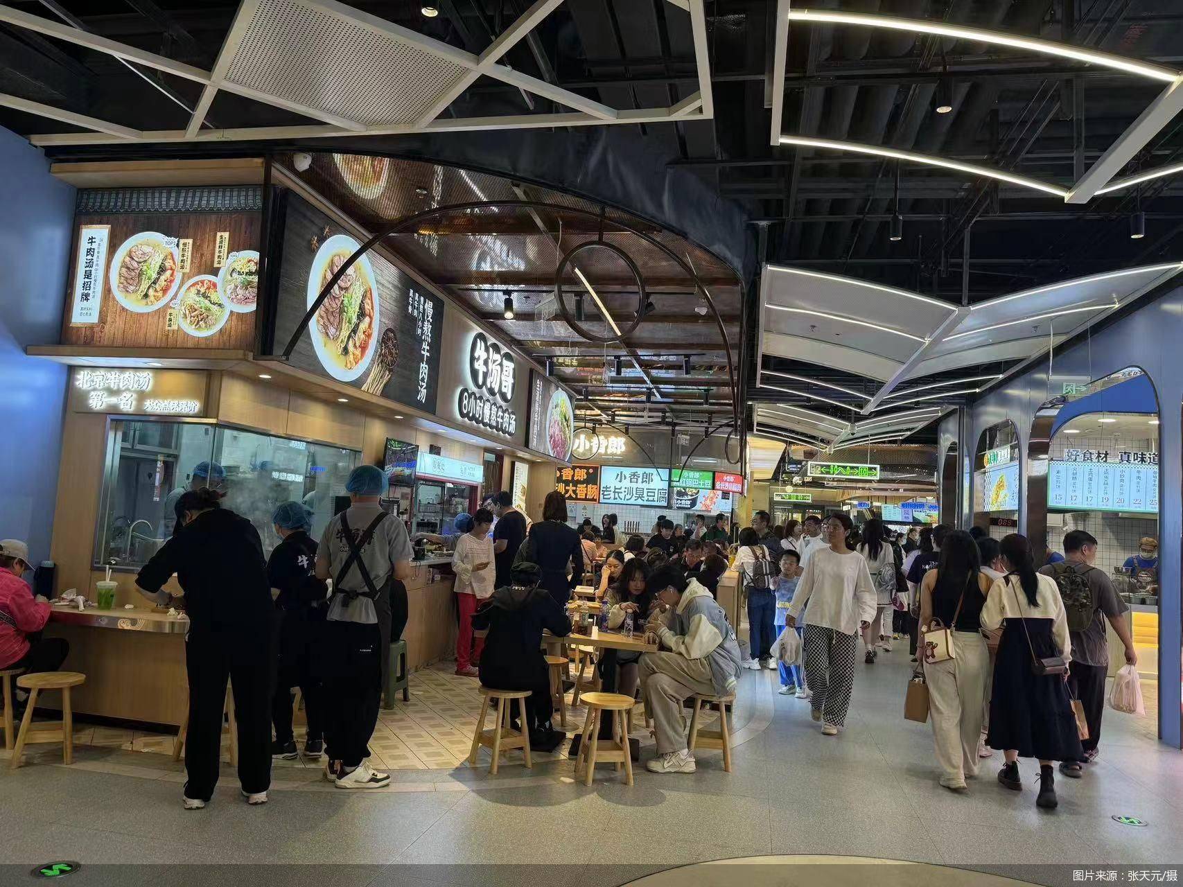 多家餐饮品牌都需要排队等位,例如海底捞世纪金源店小桌取号为287号