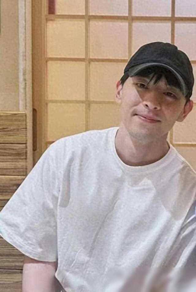 邓伦发福变样,火锅店谋生,隐婚生女引风波,圈内人疏远