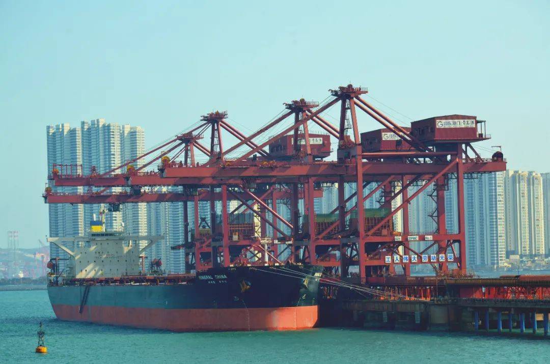 山东港口青岛港:用火红业绩诠释"工人伟大,劳动光荣"