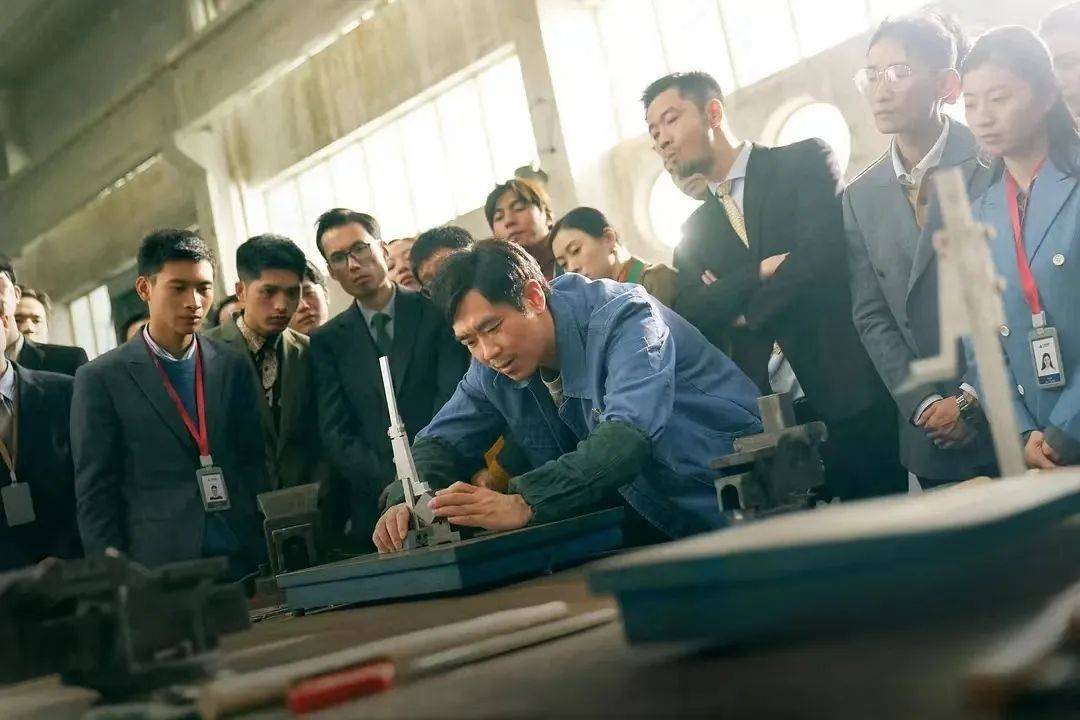中产越赚越多，服务部上班族破防了(图1)