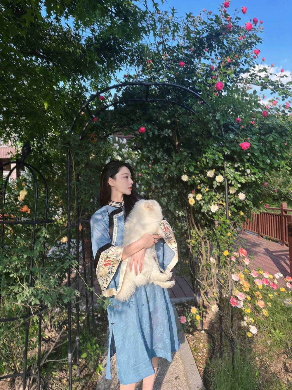 37岁张馨予晒自家花园,穿古风长裙美如花,网友:她把日子过成诗