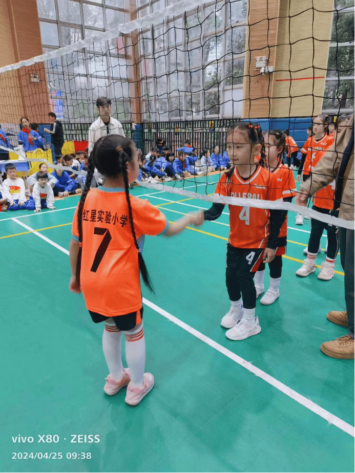 旋转排球 挥击理想——记红星实验小学一年级班级排球赛
