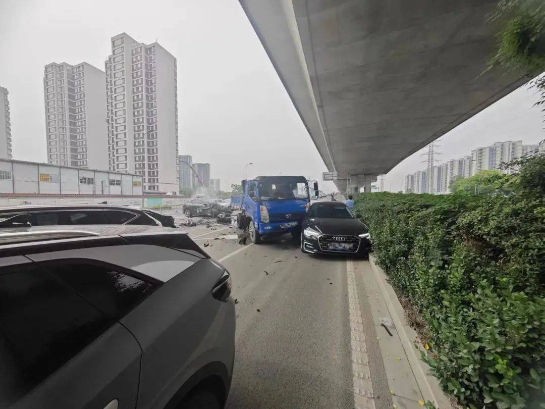 保时捷追尾刮碰多辆汽车 现场好紧要 司机不幸