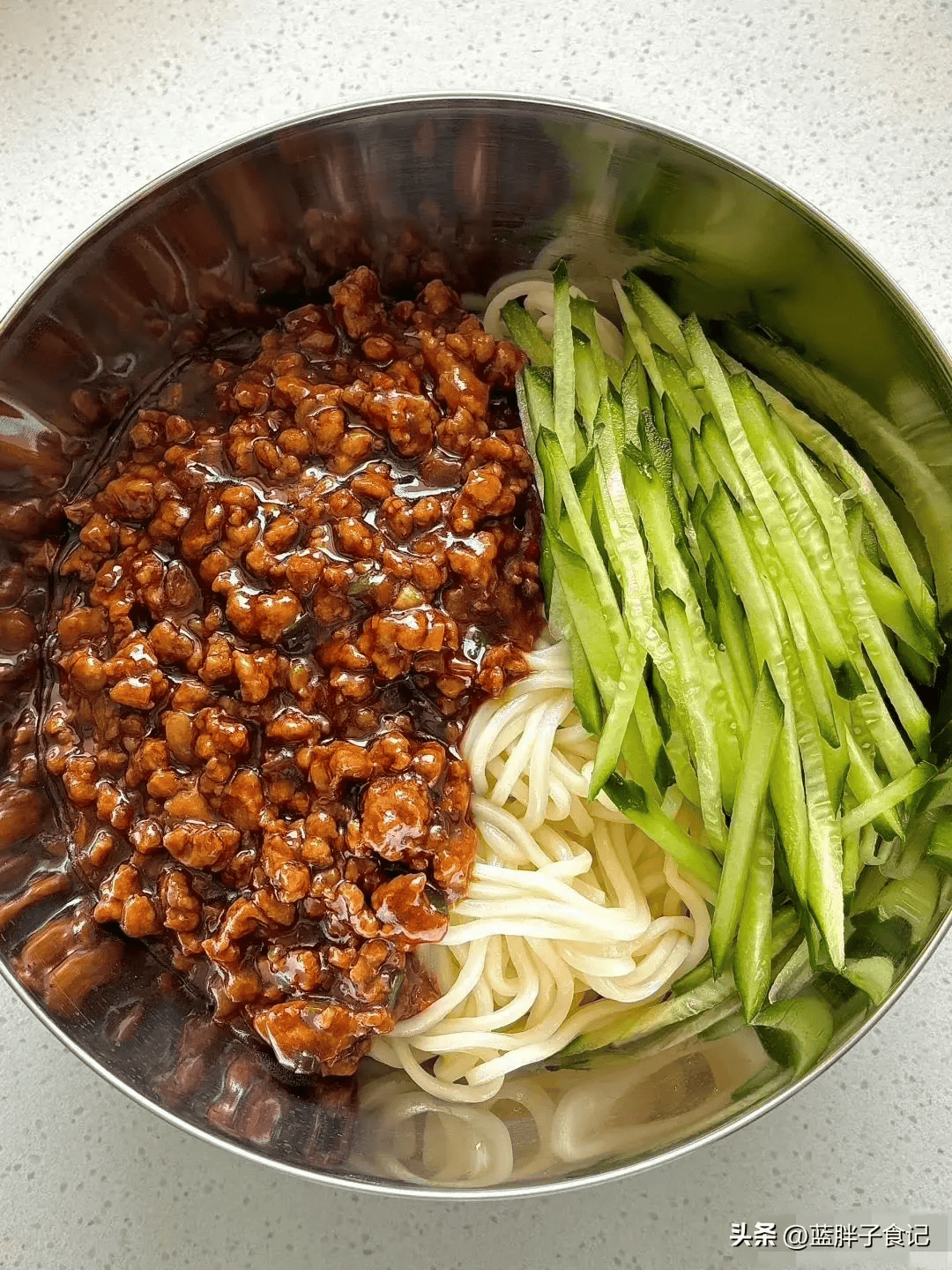 家常版炸酱面!做法虽简单,却无比的好吃!