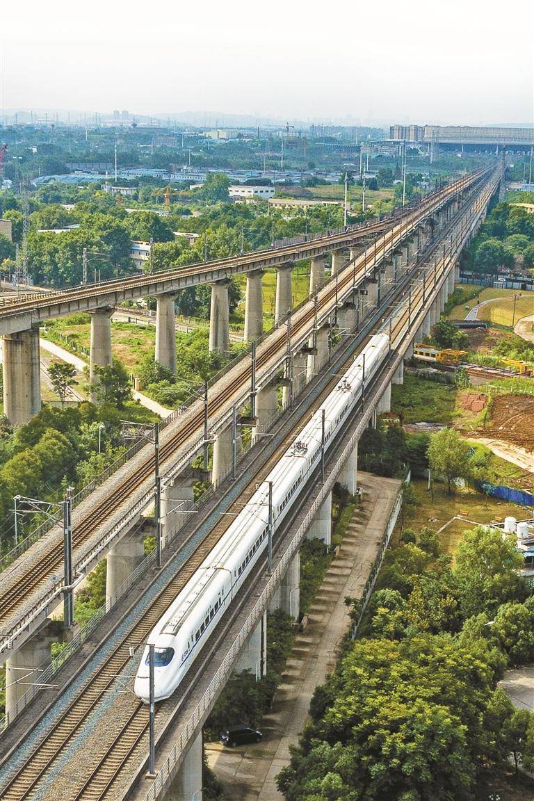 新华社资料图日前铁路12306网站发布公告,6月15日起京广高铁武汉至