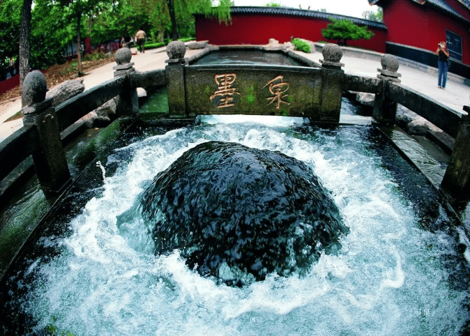 水涌若轮的墨泉,珍珠滚滚的百脉泉,风光旖旎的白云湖湿地公园,有"小