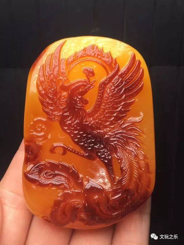 蜜蜡带皮俏色雕刻"凤凰涅磐",深刻彰显出鸟中之王地威仪