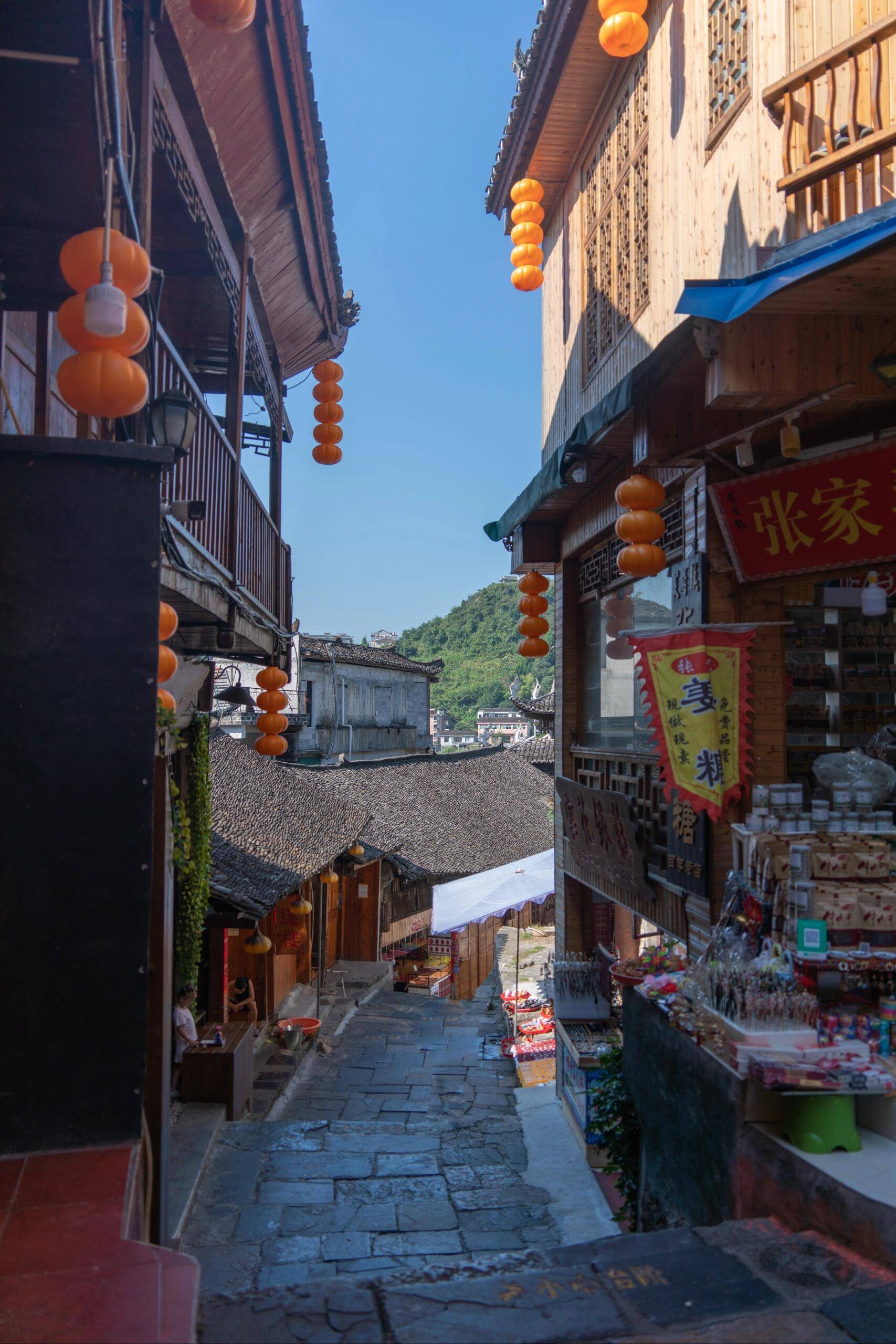 她将为你们提供一个性价比高,人均开支不超过1200元的细致旅行计划