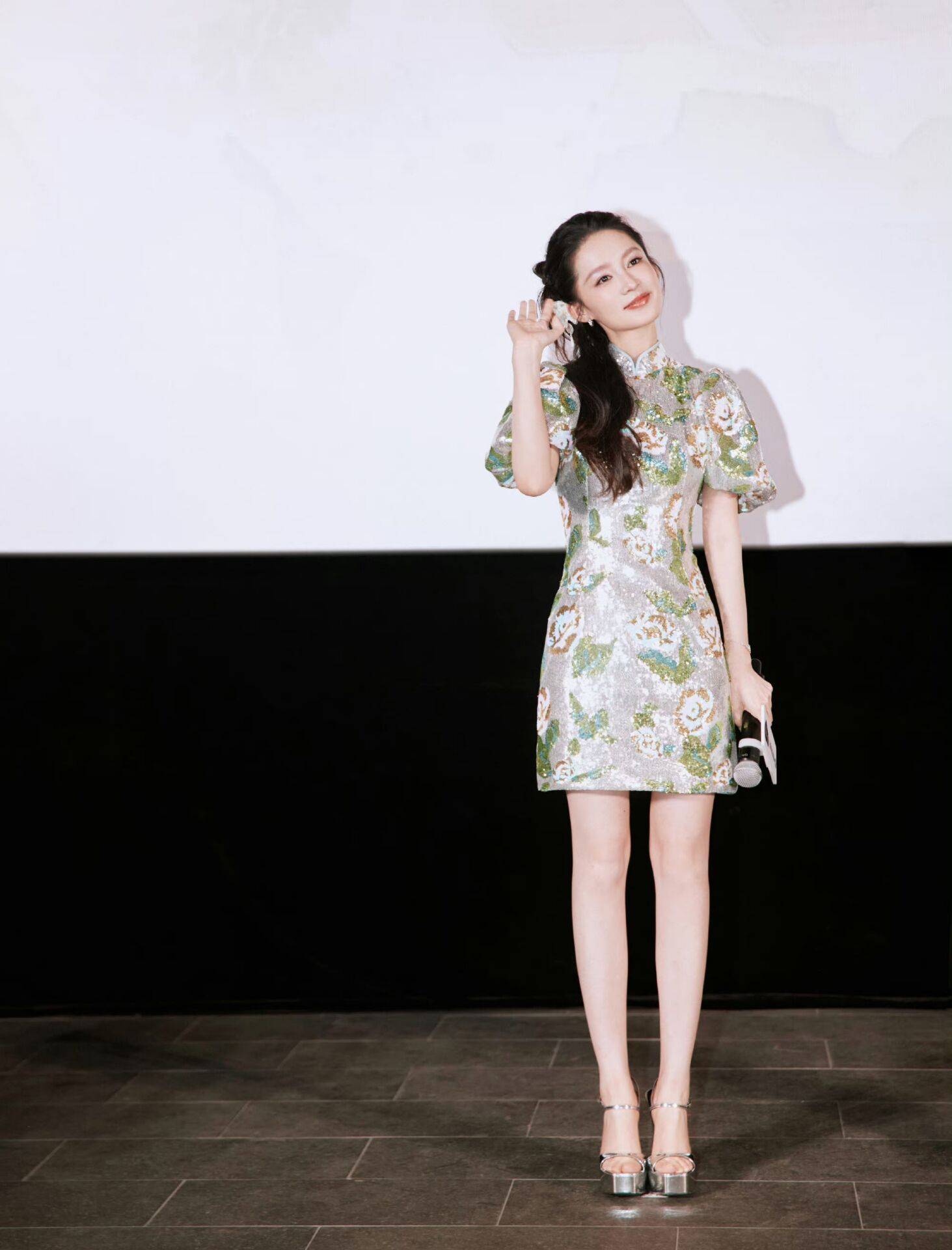 李沁旗袍装造型:婉约灵动!