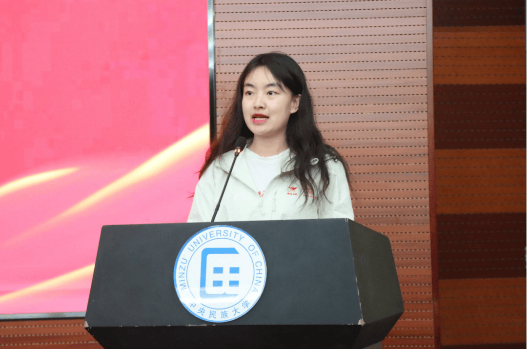 中国人民大学马克思主义学院副教授杨子强为"青马工程"学员授课