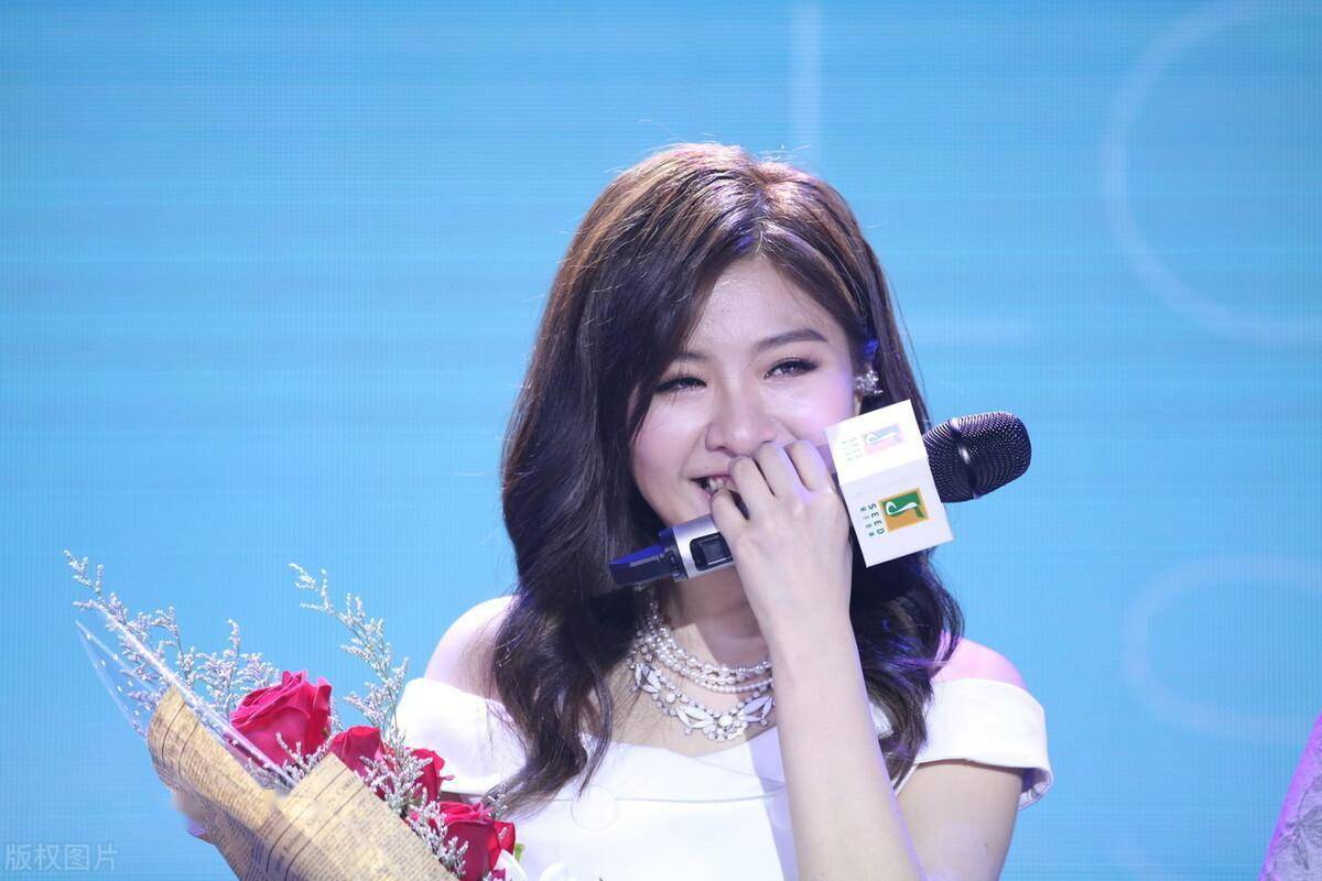 关诗敏这身材,这才是尤物啊!