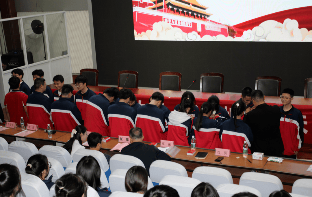 青春韶华心向党,挺膺担当赢未来——沛县歌风中学举行入团仪式活动