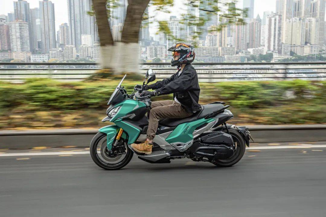 05总 结回到车友们最关注的话题上,标致摩托xp400很浪漫,小编认为他