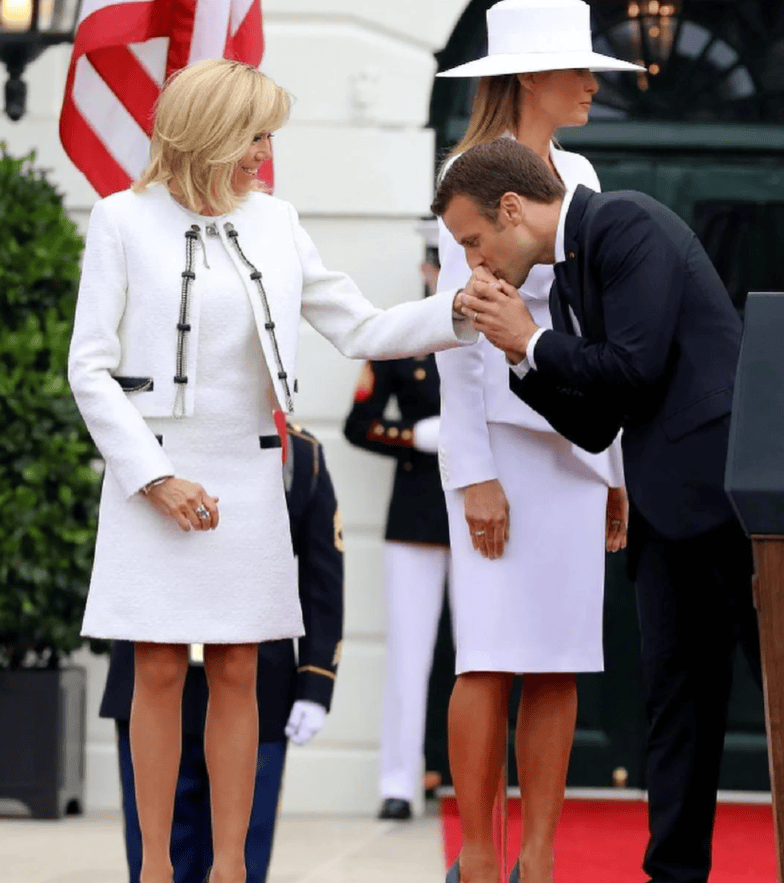 但布里吉特这个身材,完全不像年过七旬的老人,光冲着这个自律状态,就