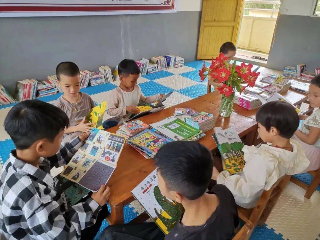 学校将为学生们每周安排一节阅读课图书室改造后杨亦小学校长表示帮助