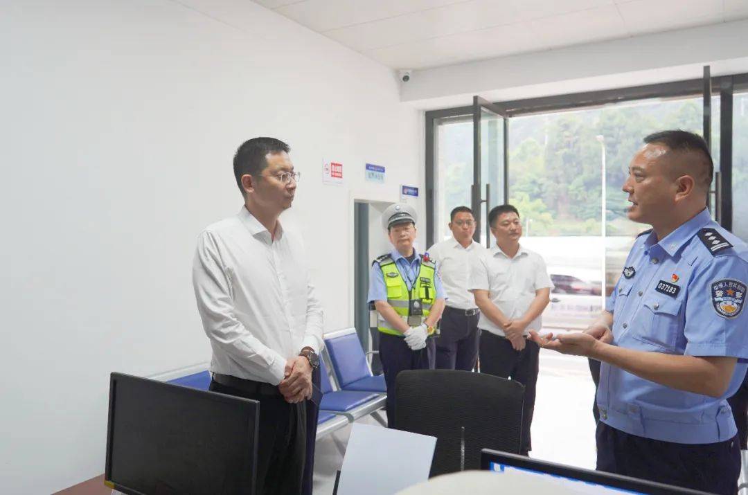 谭晓政同志暗访督导道路安全工作