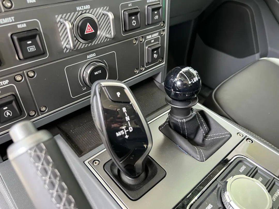 路虎看傻了!山寨卫士吊打真卫士?