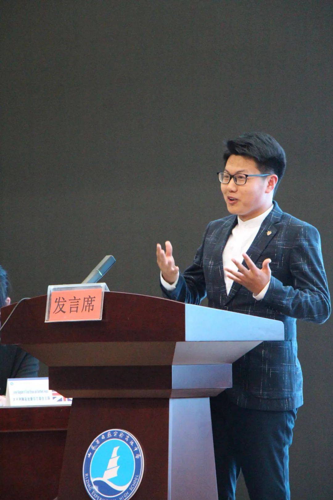 校团委书记郑良做会后点评。我校2022级部分班级前来观看表演会，同学们在