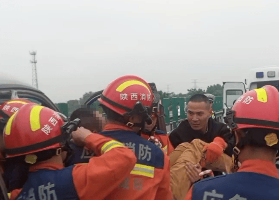 咸阳高速上突发车祸,危急时刻,一男子救出7人!他的身份不简单!
