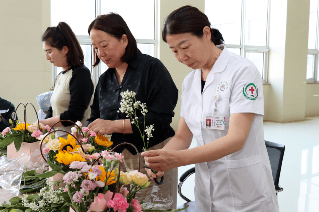 馨香迎节日——护士节系列活动之艺术插花活动
