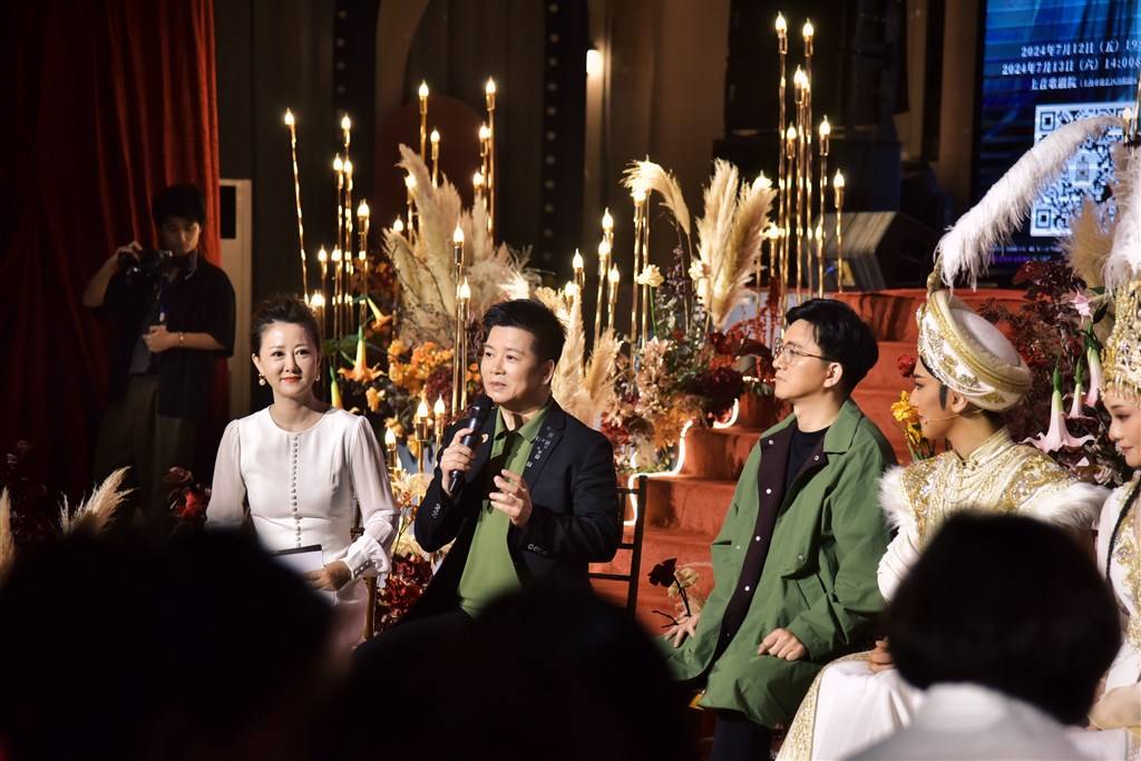 当晚,围绕"戏曲传承,新老交织"这一主题,赵志刚,京剧表演艺术家傅希如