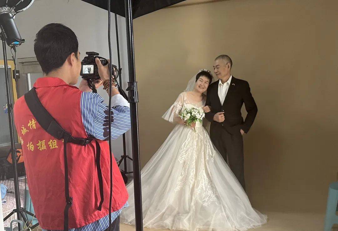 公益拍摄金婚艺术照 点亮老人"微心愿"_社区_活动_婚纱