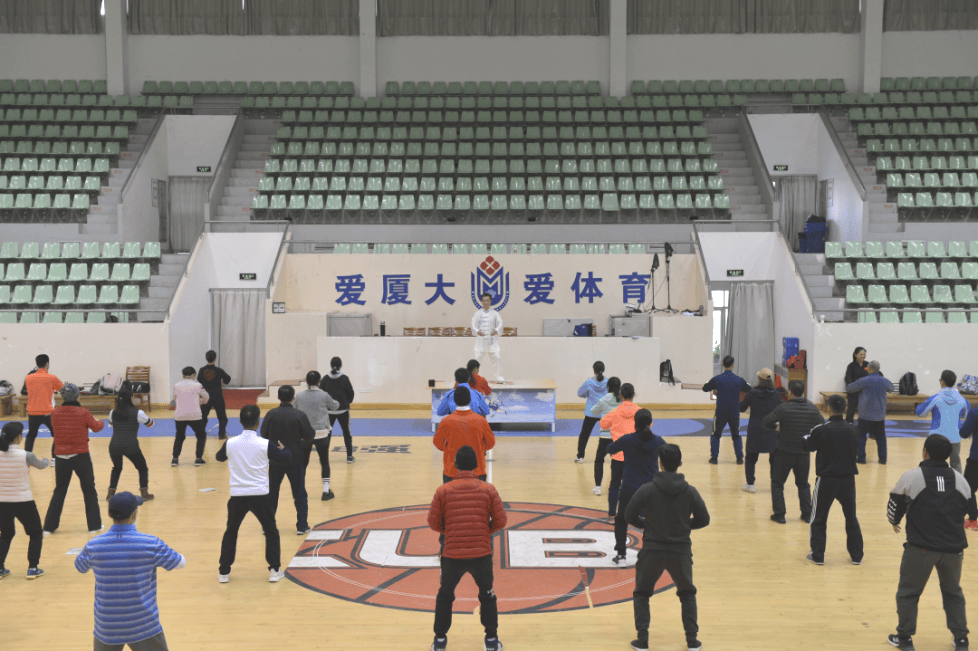 30,当八段锦的音乐在厦大校园响起,嘉庚广场,各个学院门口空地的练操