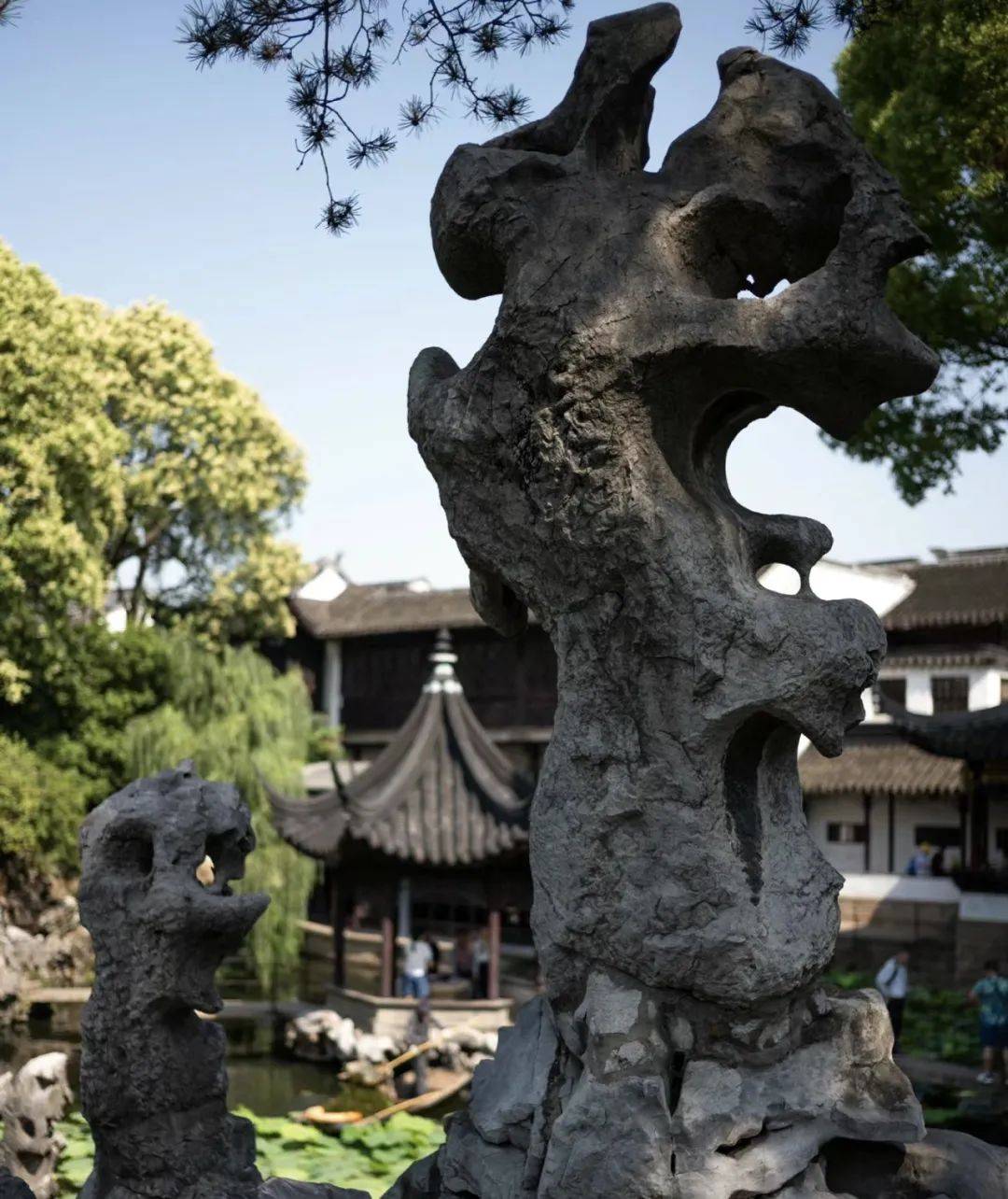 狮子林因多状奇石酷似狮子而得称,园内曲径通幽,檐牙高啄,楼台隐现