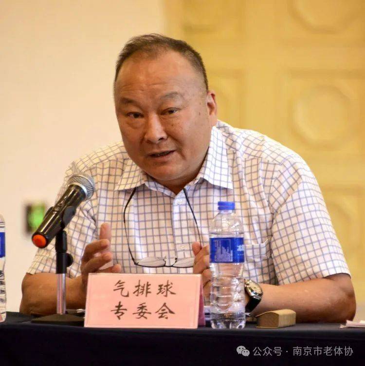 冰壶专委会主任陈涛发言(后排副主任赵远)无极球专委会筹备组长王春华