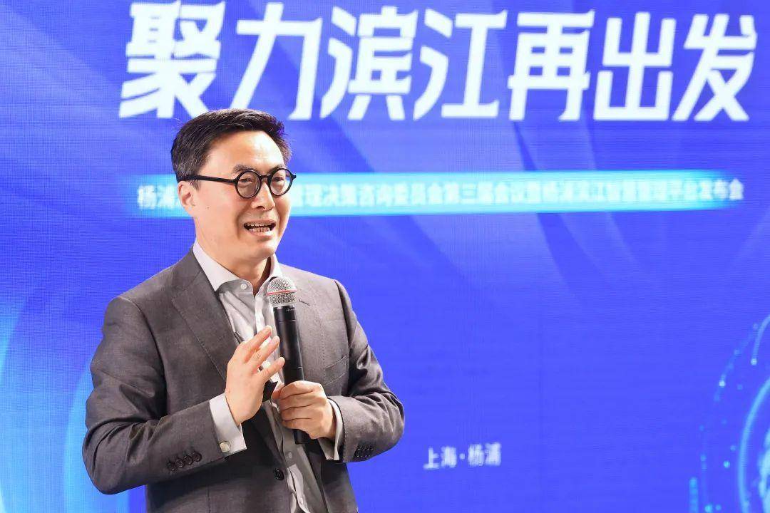 周嵘代表区委,区政府向长期以来关心,支持和帮助杨浦滨江发展的各界