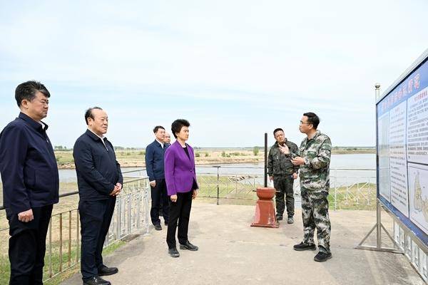 省长梁惠玲实地察看穿堤涵闸,了解引嫩扩建骨干工程,讷河市防洪工程等