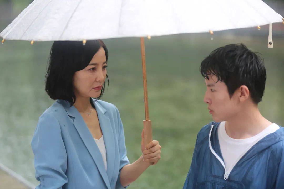 老师的高涵培养上高二的女儿小可;出租车司机徐玲转变痴迷游戏的儿子