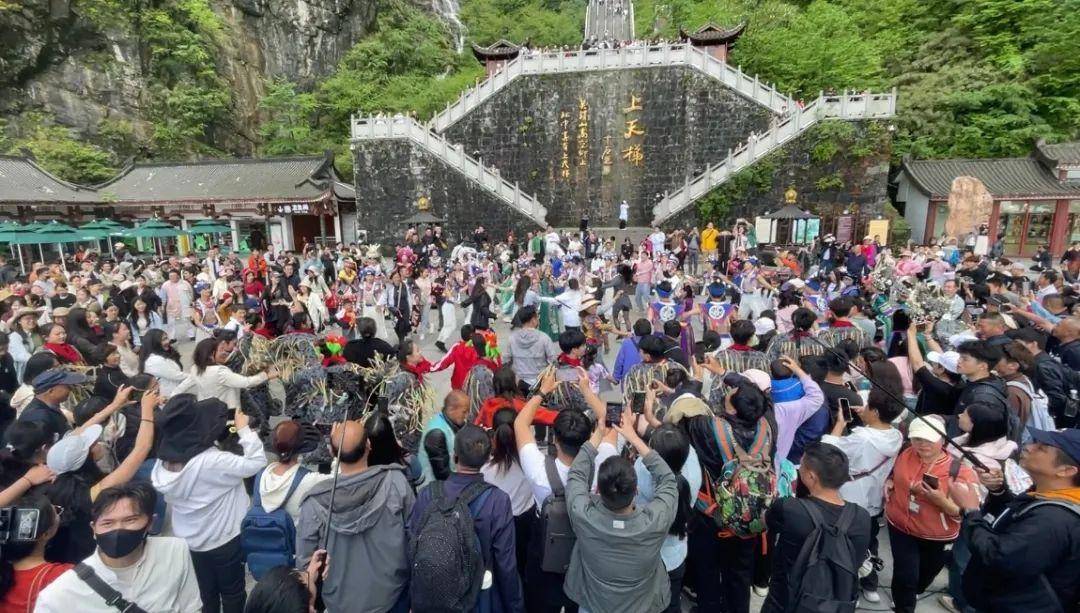 节后旅游市场持续火热(更多)_张家界_游客_石窟