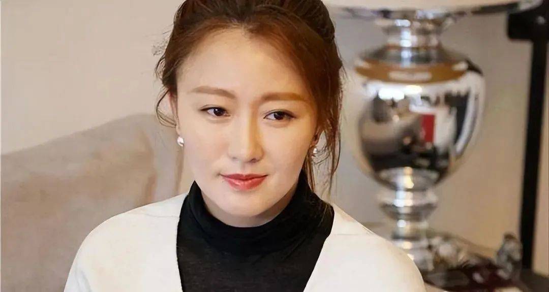 潘阳30岁嫁10亿富豪,全因父亲是潘长江?如今为何带儿子长住娘家