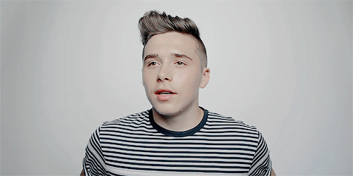 多少娱乐圈的例子,都证明了大家对男明星非常宽容.