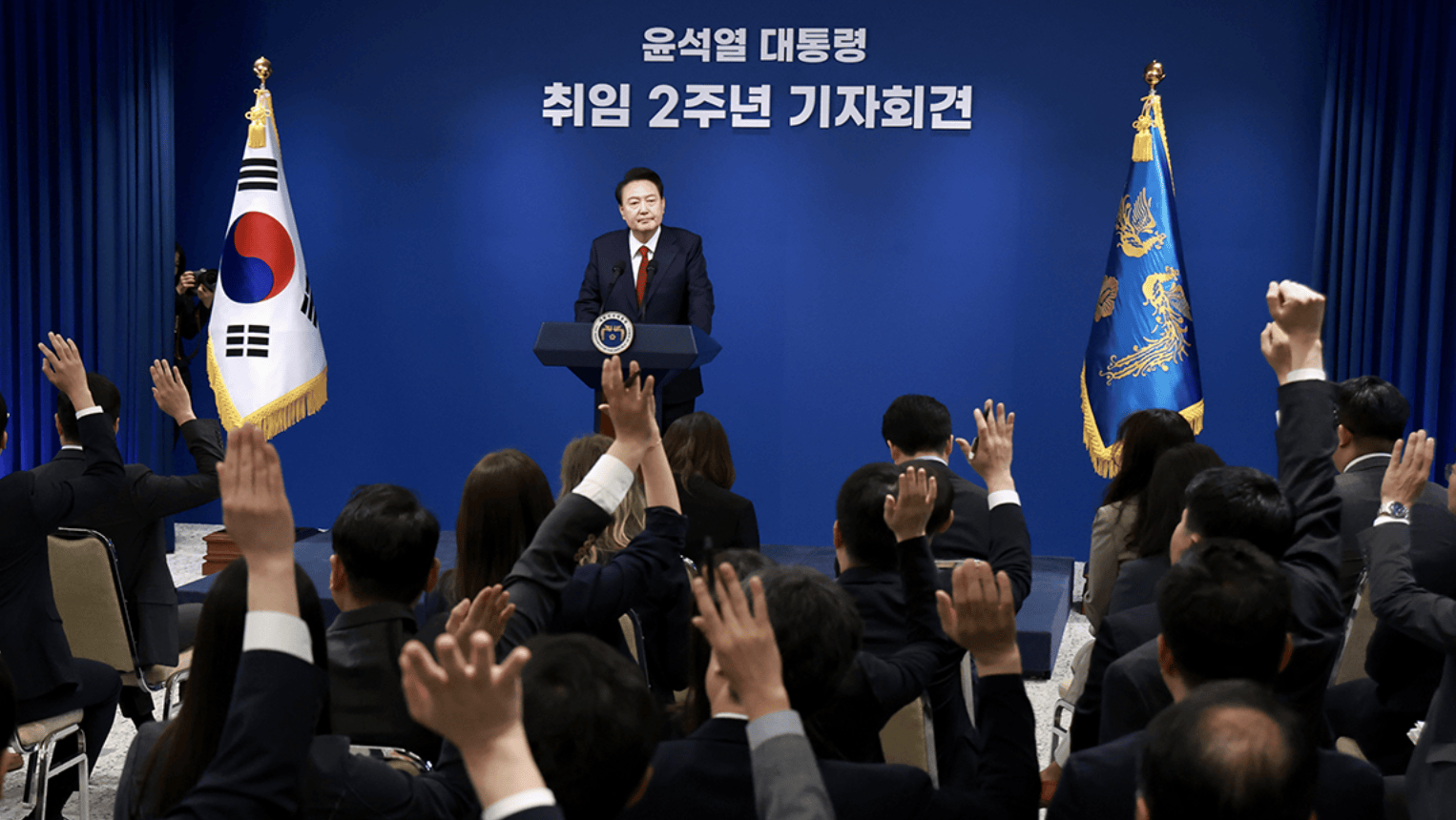 尹锡悦上任两周年：韩国GDP排名跌至全球14，支持率跌破30%_搜狐网